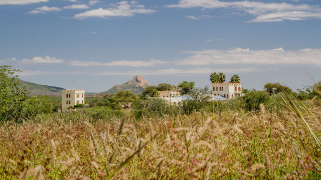 The Seydlitz Castle with the Leopardmountain in the background